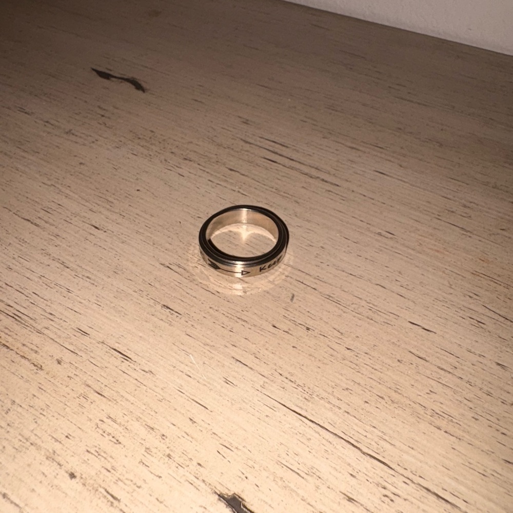 Silver arrow spinning ring